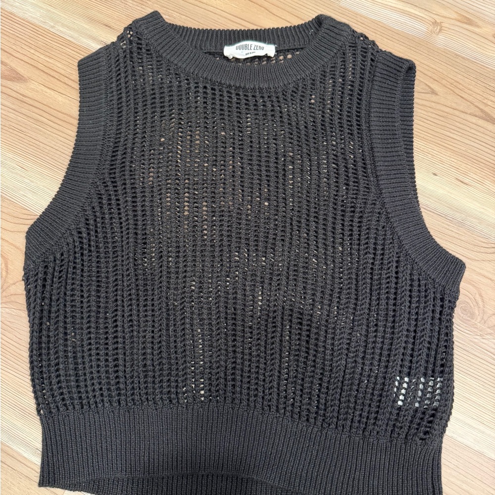 *ACCT CLOSING MAKE OFFER* Black Open Knit Cropped Sleeveless Sweater-Size M